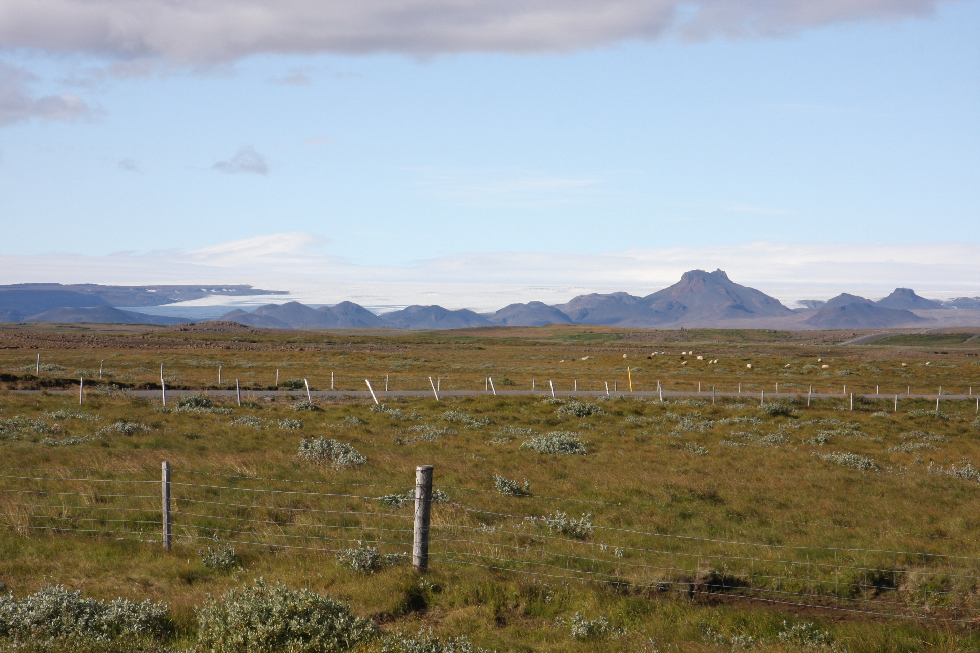 Leaving small valley of Geysir
