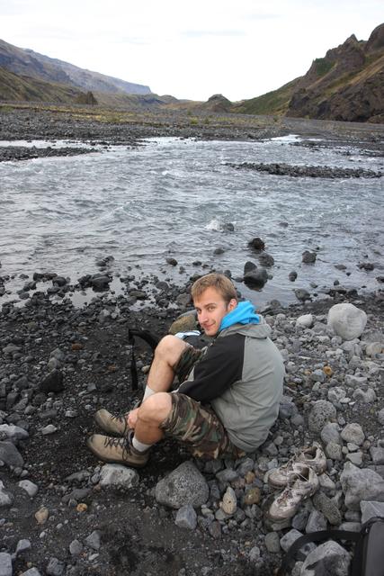 We had to cross the glacier river without shoes! brrrrr....