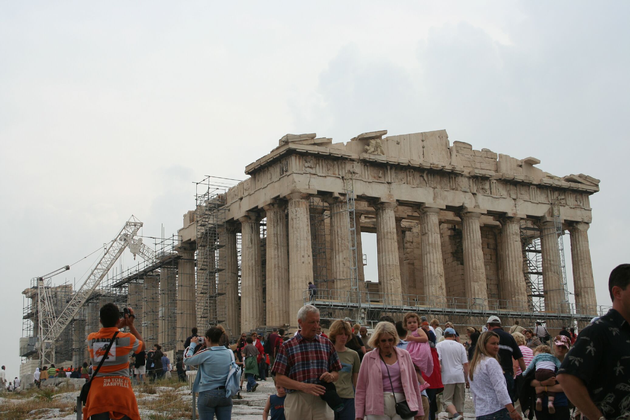 Nepaliaujamos restauracijos ir minios žmonių